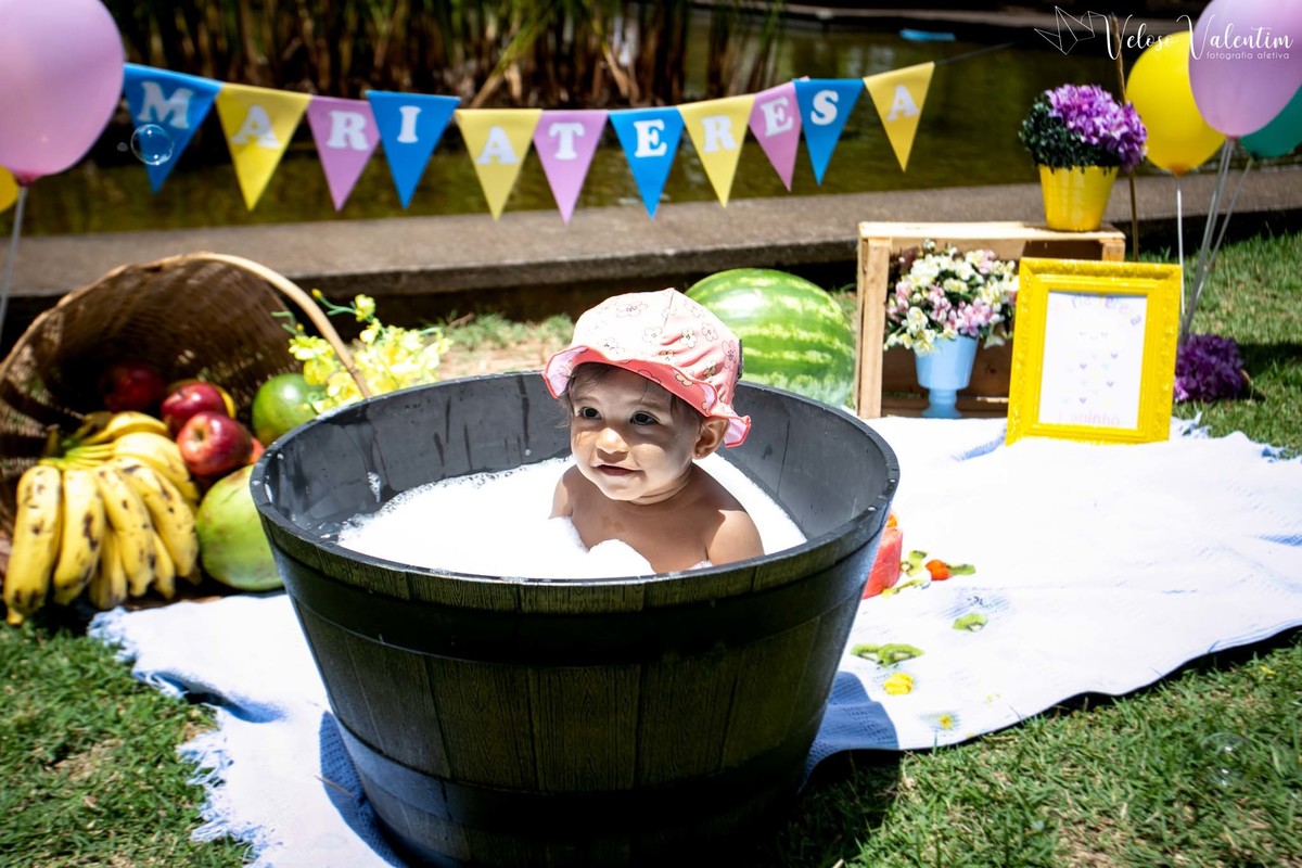 banho gostoso Ensaio smash the cake com bolo de frutas com a família em Brasília - DF