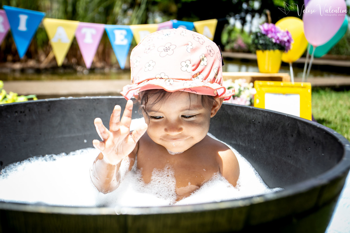 Ensaio smash the cake com bolo de frutas com a família em Brasília - DF