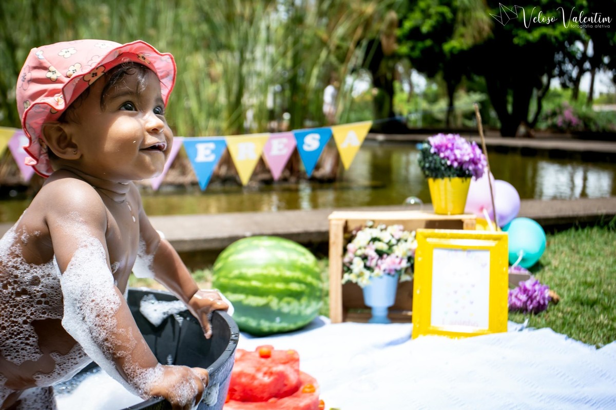 Ensaio smash the cake com bolo de frutas com a família em Brasília - DF