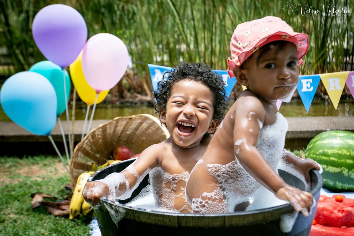 Ensaio smash the cake com bolo de frutas com a família em Brasília - DF