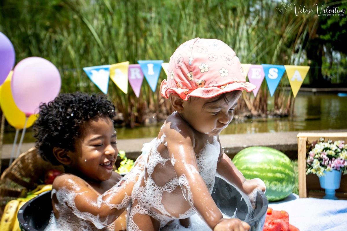 Ensaio smash the cake com bolo de frutas com a família em Brasília - DF