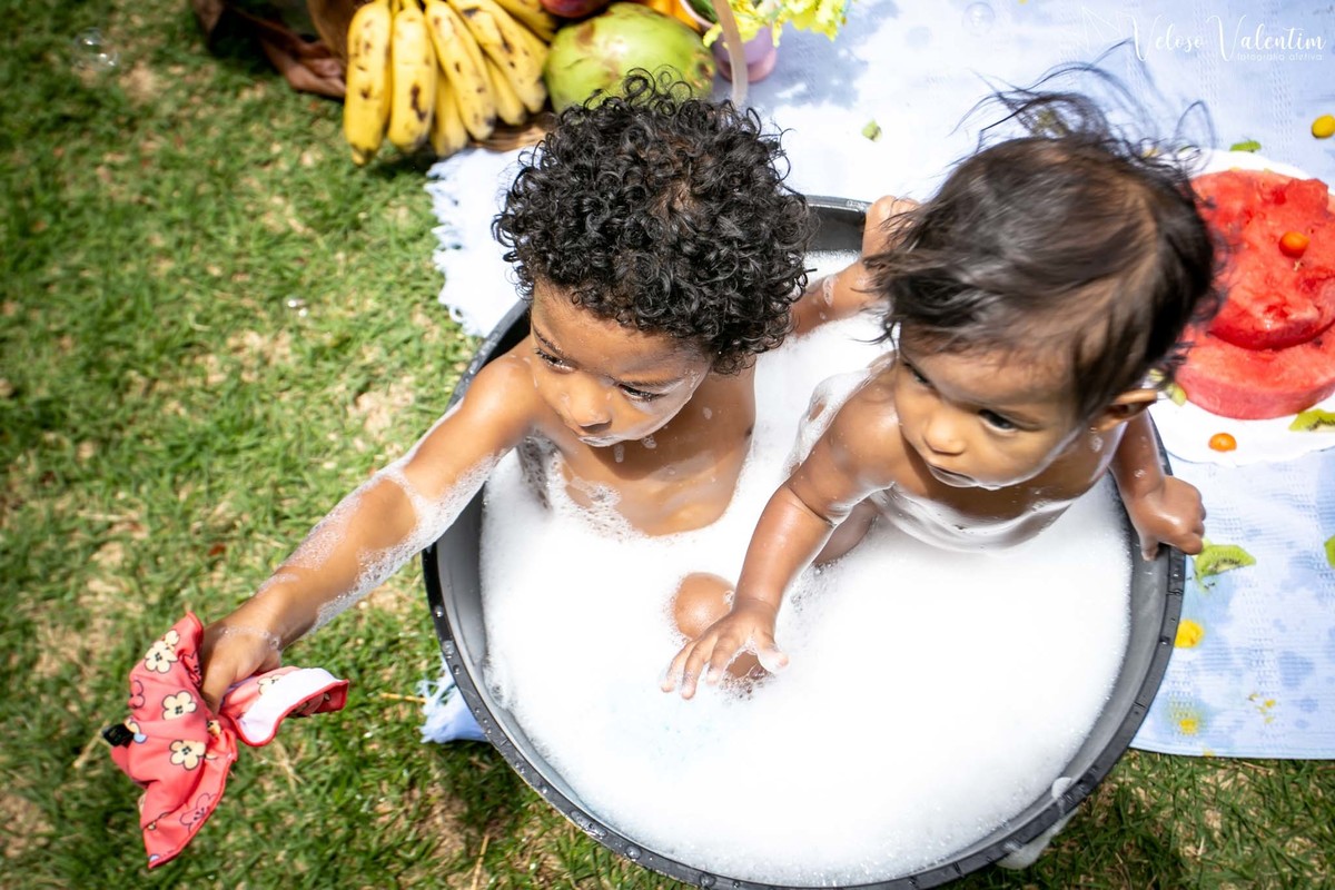 Ensaio smash the cake com bolo de frutas com a família em Brasília - DF