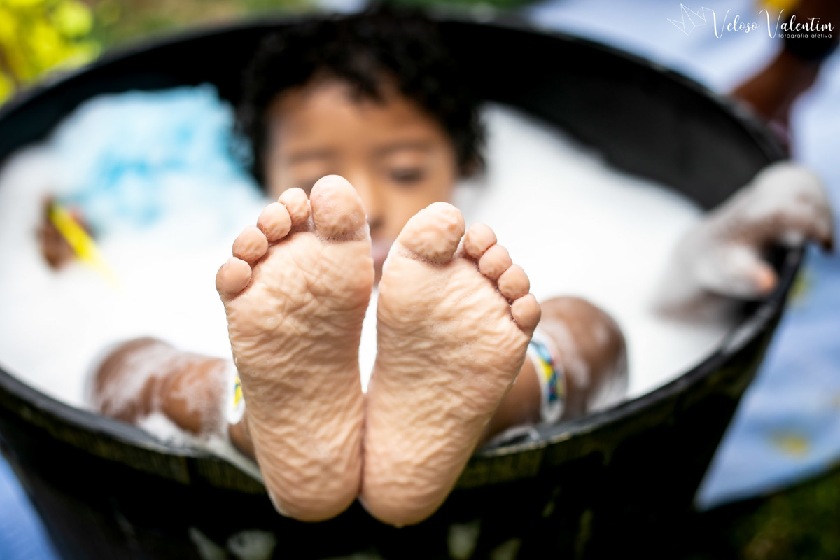 Ensaio smash the cake com bolo de frutas com a família em Brasília - DF