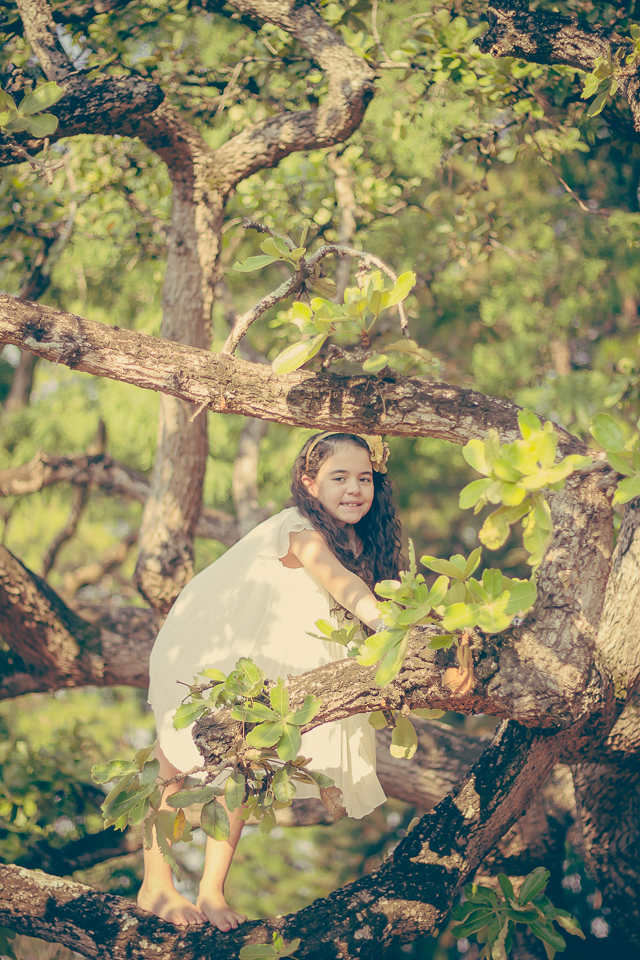 menina na árvore ensaio infantil parque da cidade brasília df 