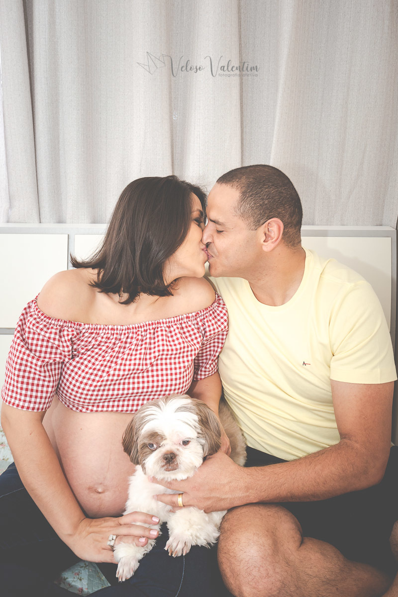 casal se beijando ensaio gestante em casa brasília df