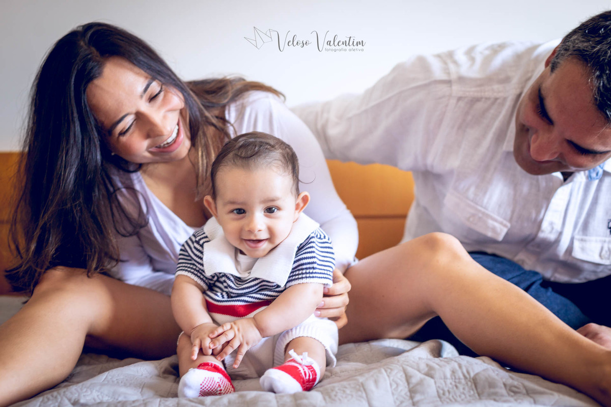 pais na cama com o filho ensaio acompanhamento em casa 4 meses Brasília df