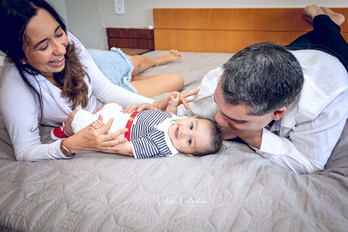 pais na cama com o filho ensaio acompanhamento em casa 4 meses Brasília df