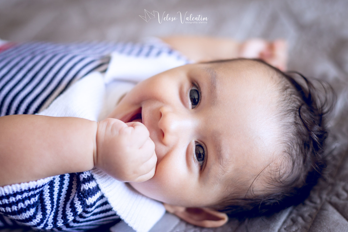 menino com mão na boca ensaio acompanhamento em casa 4 meses Brasília df