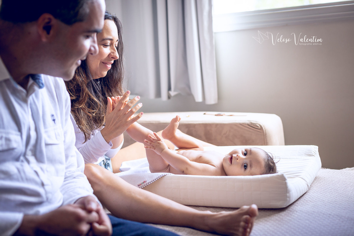 pais com o bebê massagem shantala ensaio acompanhamento em casa 4 meses Brasília df