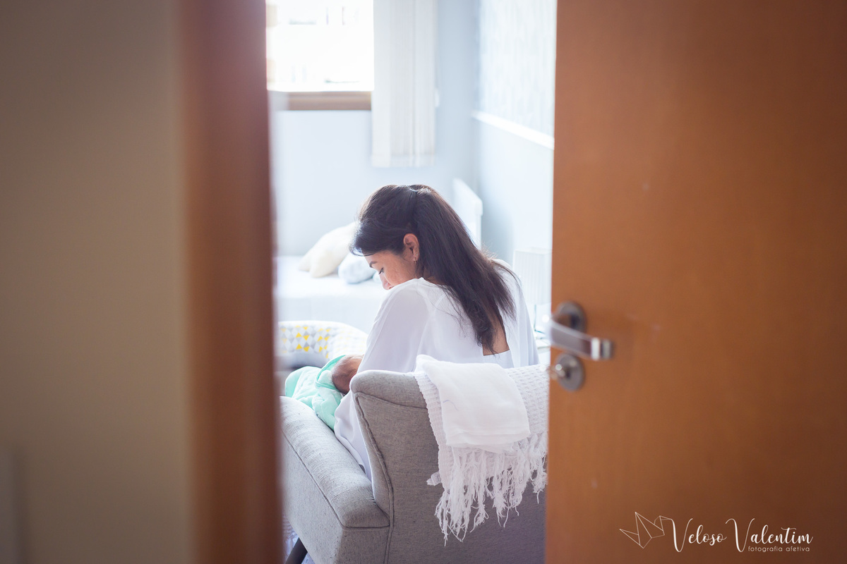 ensaio newborn em casa lifestyle amamentação book recém nascido Brasília DF