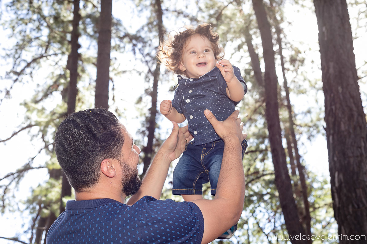 ensaio smash the cake tema bolinhas primeiro aninho parque da cidade família balões coloridos banho menino cabeludo Brasília DF