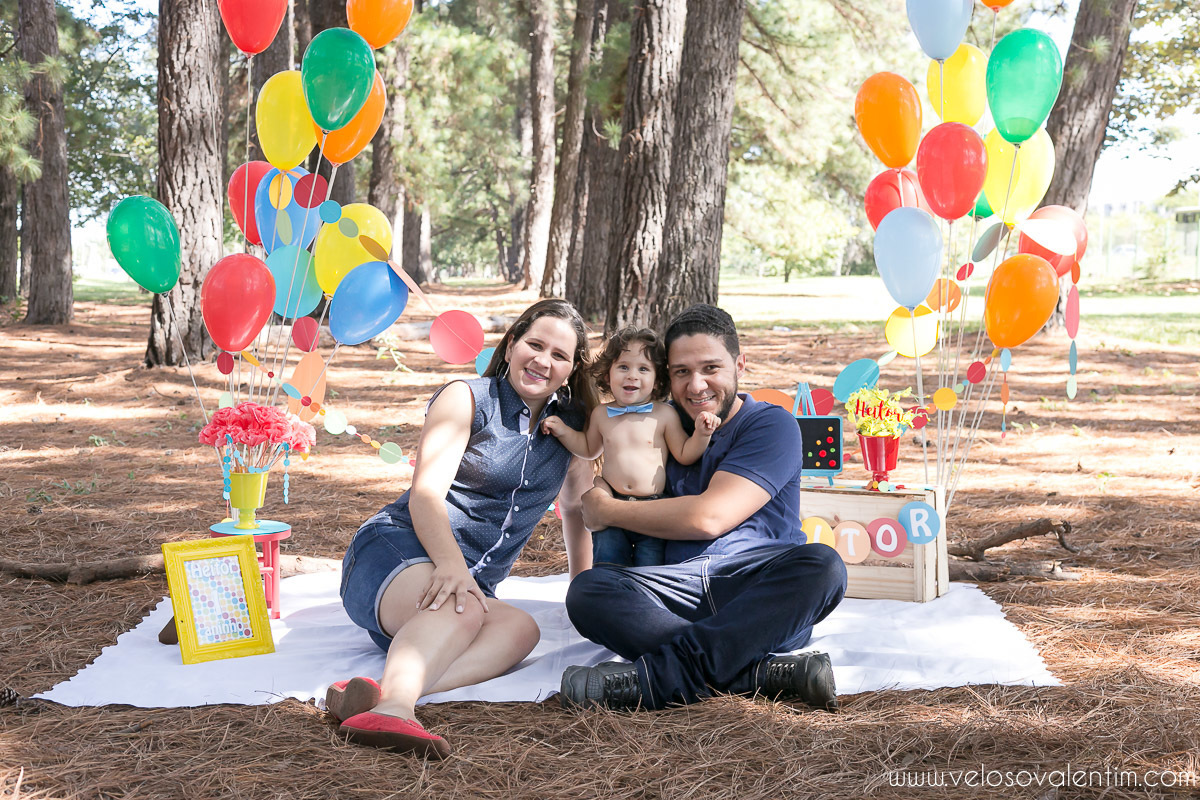 ensaio smash the cake tema bolinhas primeiro aninho parque da cidade família balões coloridos banho menino cabeludo Brasília DF