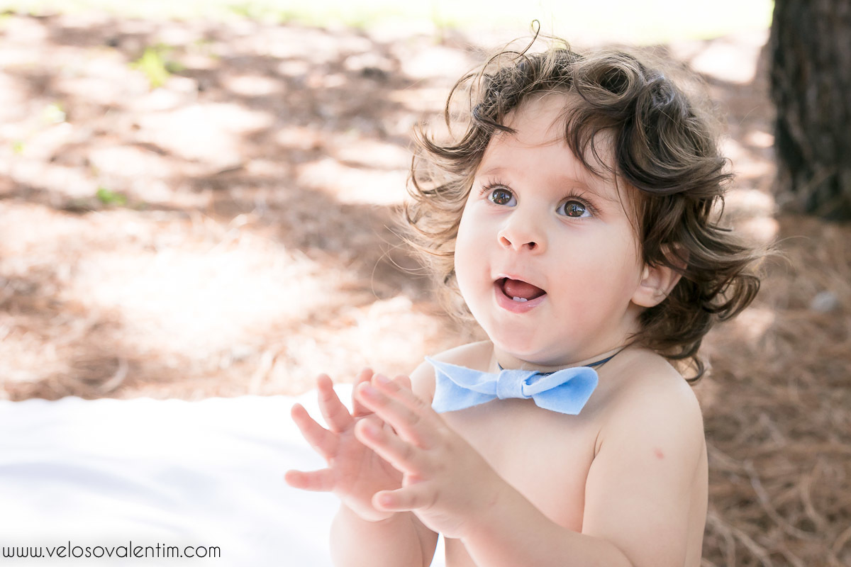 ensaio smash the cake tema bolinhas primeiro aninho parque da cidade família balões coloridos banho menino cabeludo Brasília DF