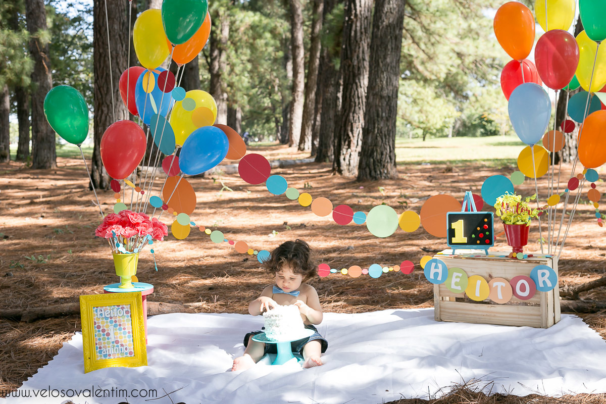 ensaio smash the cake tema bolinhas primeiro aninho parque da cidade família balões coloridos banho menino cabeludo Brasília DF