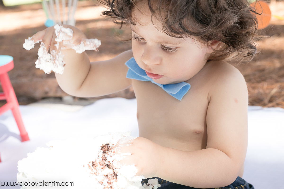 ensaio smash the cake tema bolinhas primeiro aninho parque da cidade família balões coloridos banho menino cabeludo Brasília DF