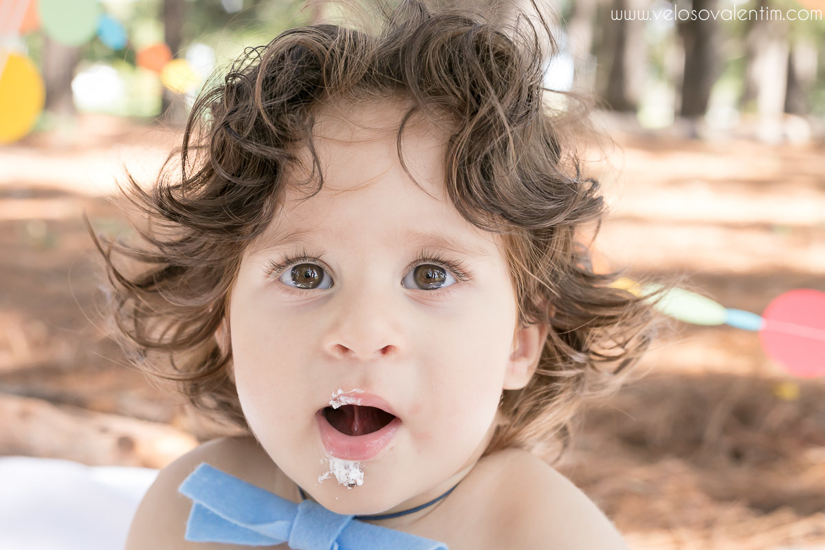ensaio smash the cake tema bolinhas primeiro aninho parque da cidade família balões coloridos banho menino cabeludo Brasília DF