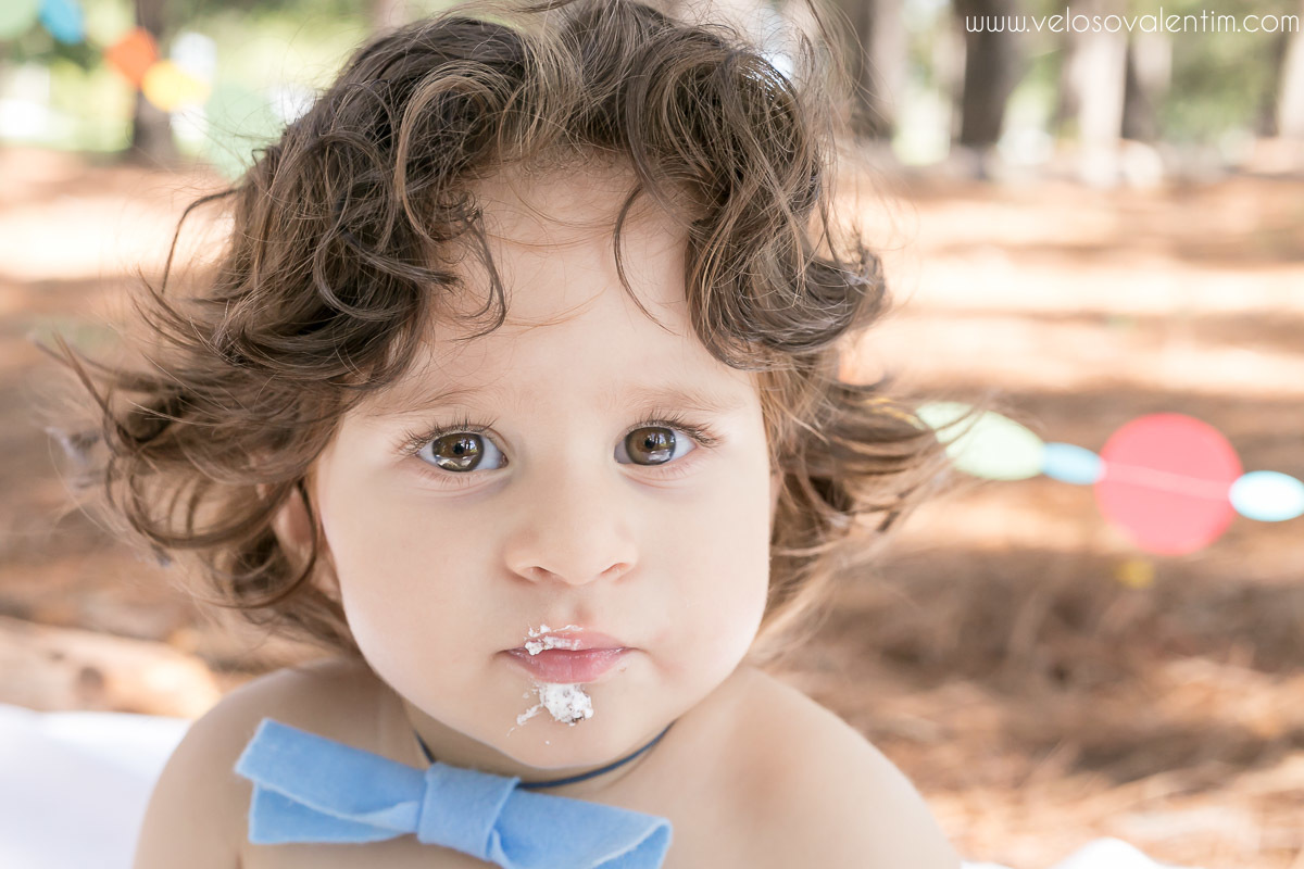 ensaio smash the cake tema bolinhas primeiro aninho parque da cidade família balões coloridos banho menino cabeludo Brasília DF