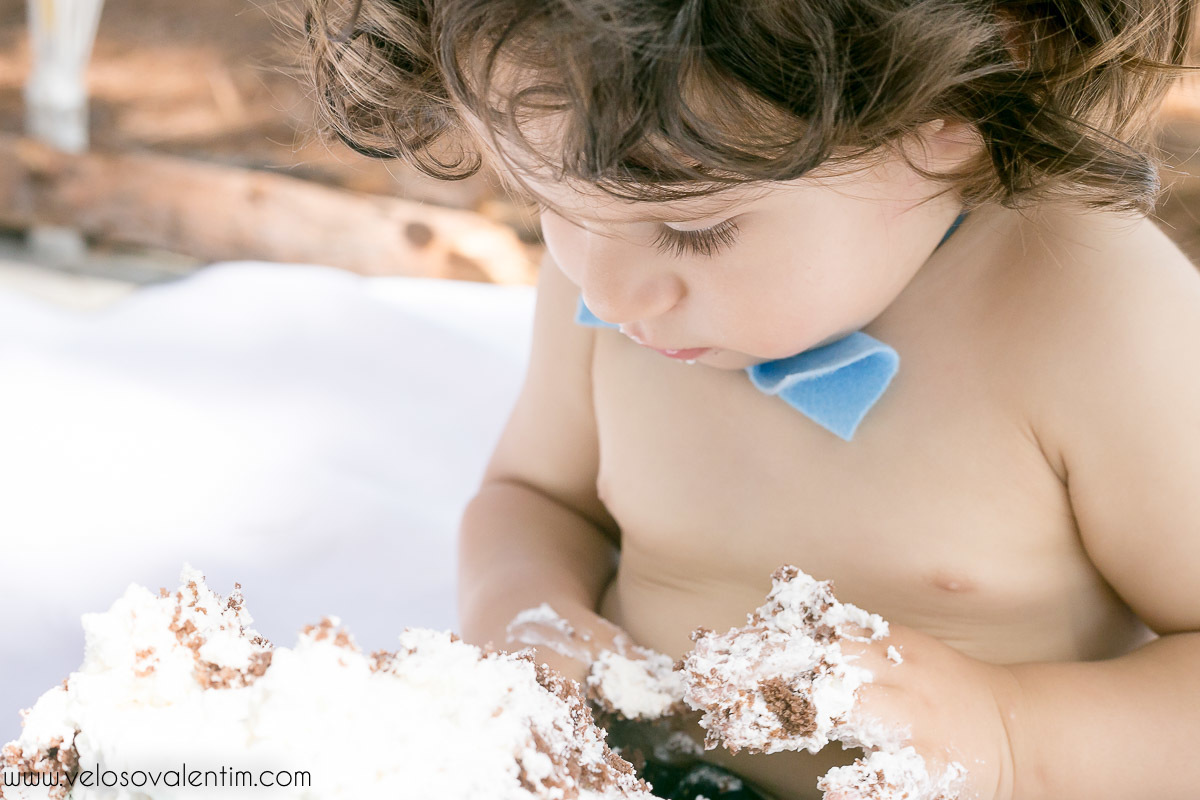 ensaio smash the cake tema bolinhas primeiro aninho parque da cidade família balões coloridos banho menino cabeludo Brasília DF