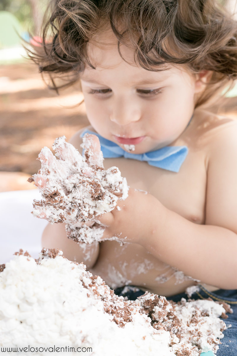 ensaio smash the cake tema bolinhas primeiro aninho parque da cidade família balões coloridos banho menino cabeludo Brasília DF