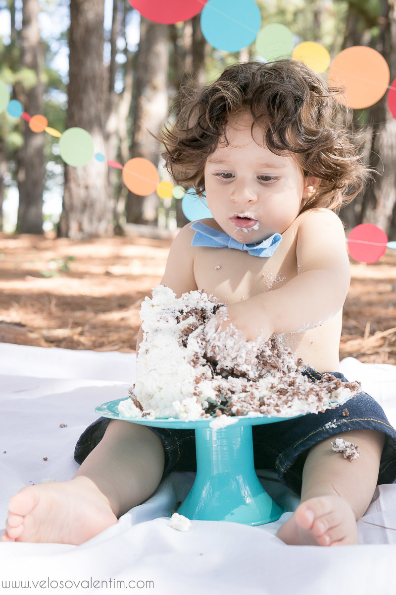 ensaio smash the cake tema bolinhas primeiro aninho parque da cidade família balões coloridos banho menino cabeludo Brasília DF