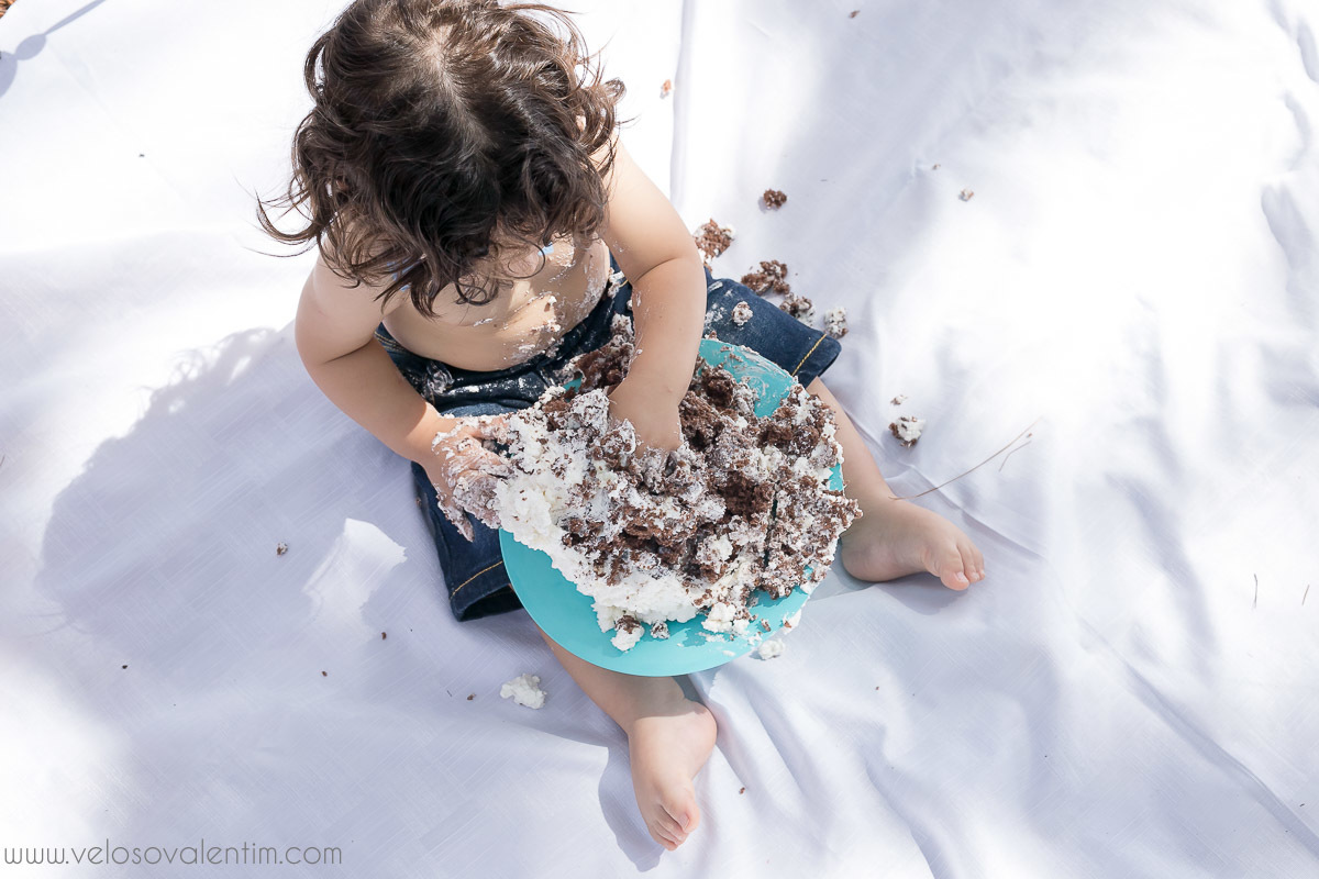 ensaio smash the cake tema bolinhas primeiro aninho parque da cidade família balões coloridos banho menino cabeludo Brasília DF