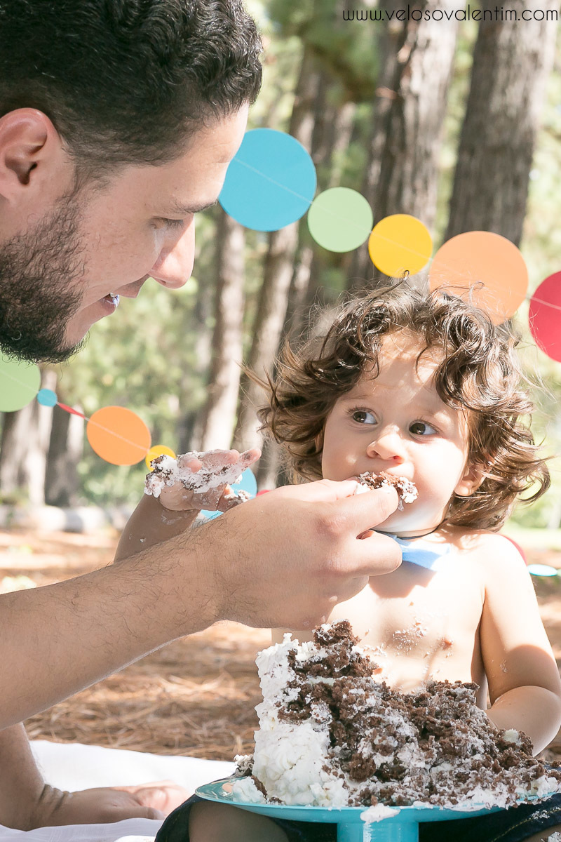 ensaio smash the cake tema bolinhas primeiro aninho parque da cidade família balões coloridos banho menino cabeludo Brasília DF