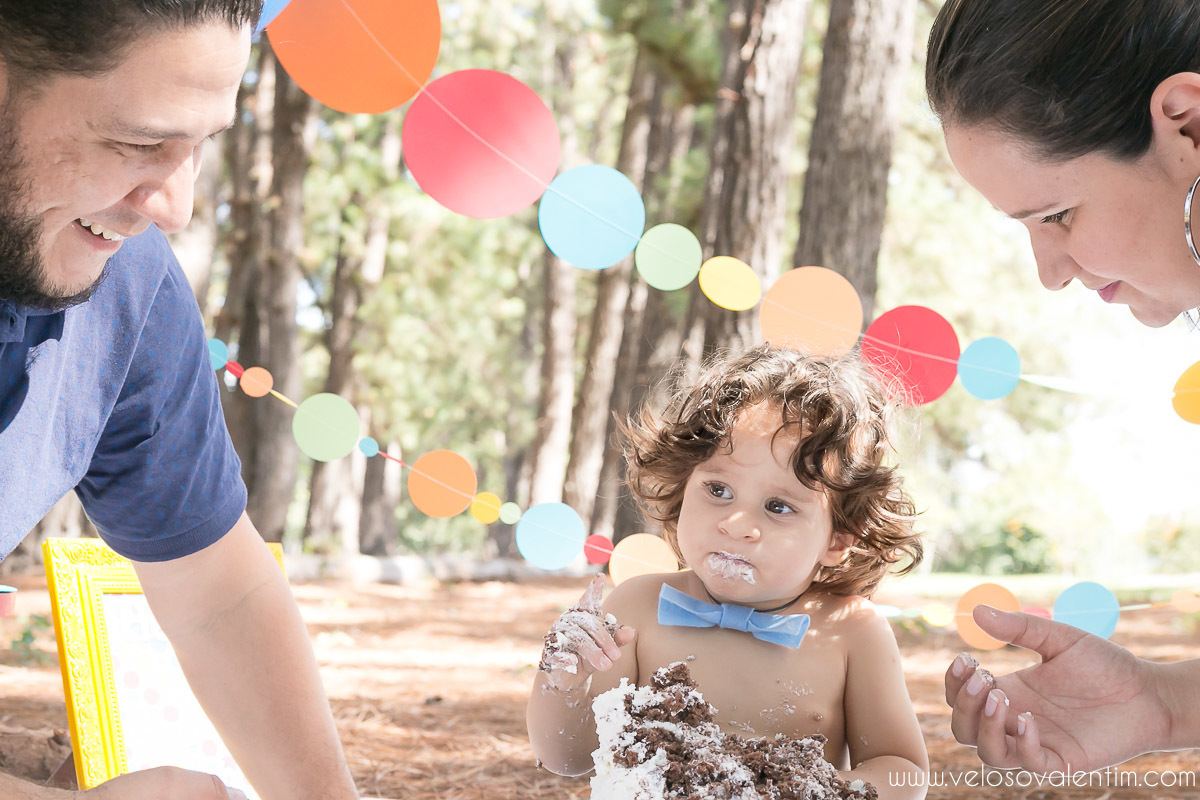 ensaio smash the cake tema bolinhas primeiro aninho parque da cidade família balões coloridos banho menino cabeludo Brasília DF