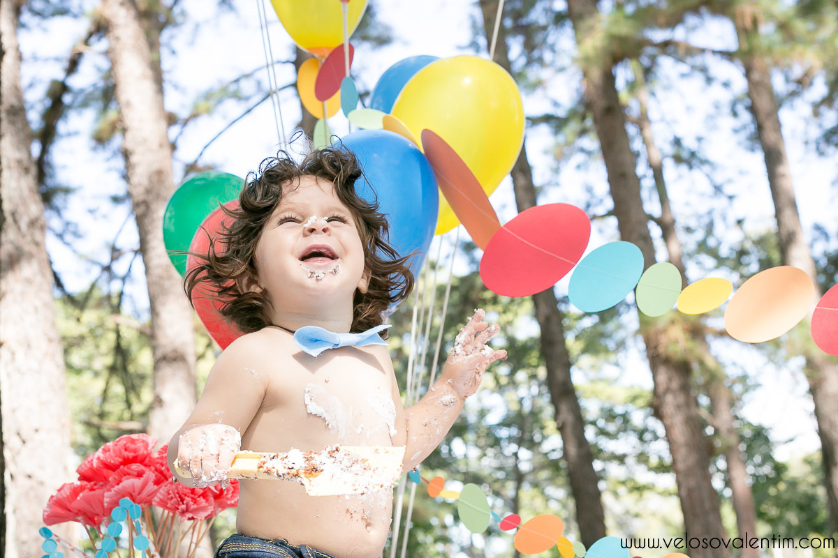 ensaio smash the cake tema bolinhas primeiro aninho parque da cidade família balões coloridos banho menino cabeludo Brasília DF
