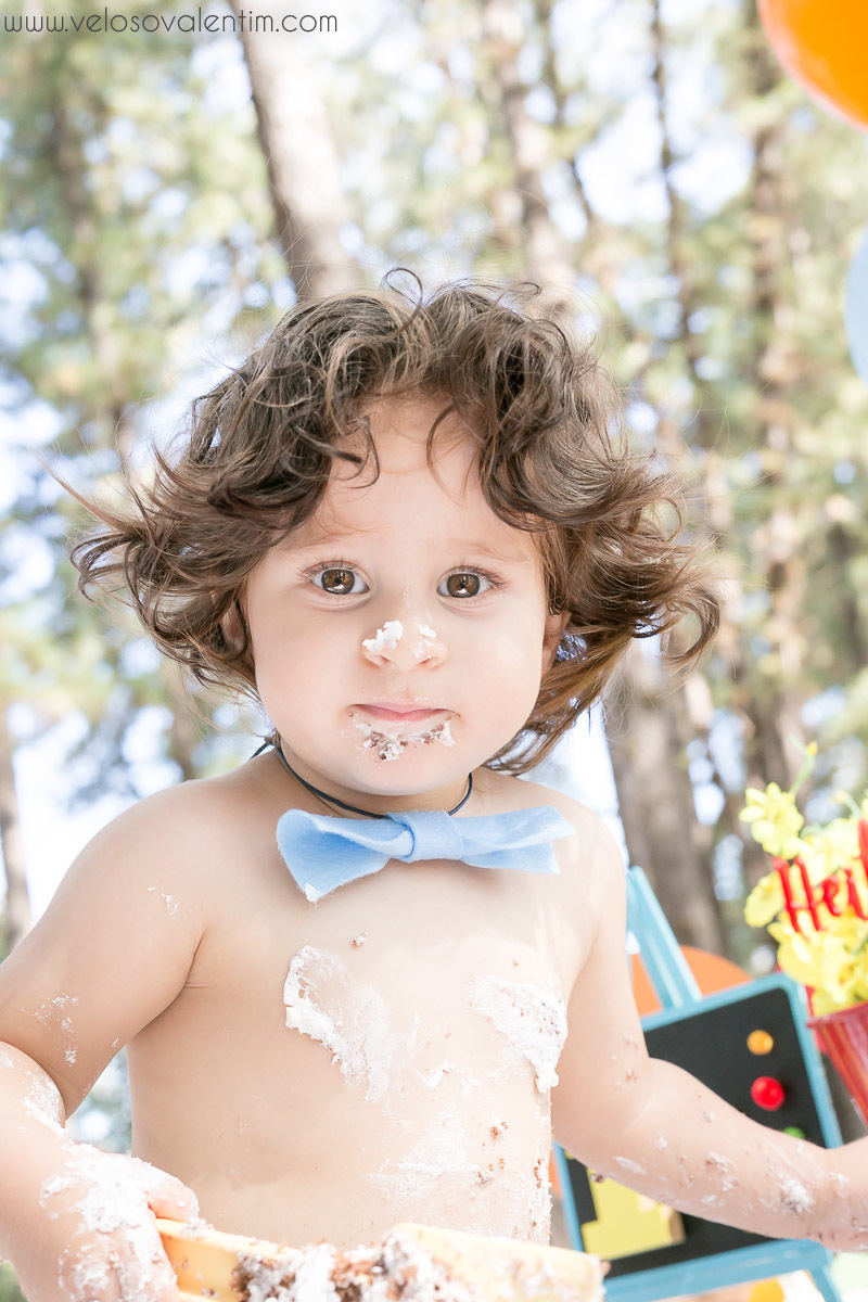 ensaio smash the cake tema bolinhas primeiro aninho parque da cidade família balões coloridos banho menino cabeludo Brasília DF