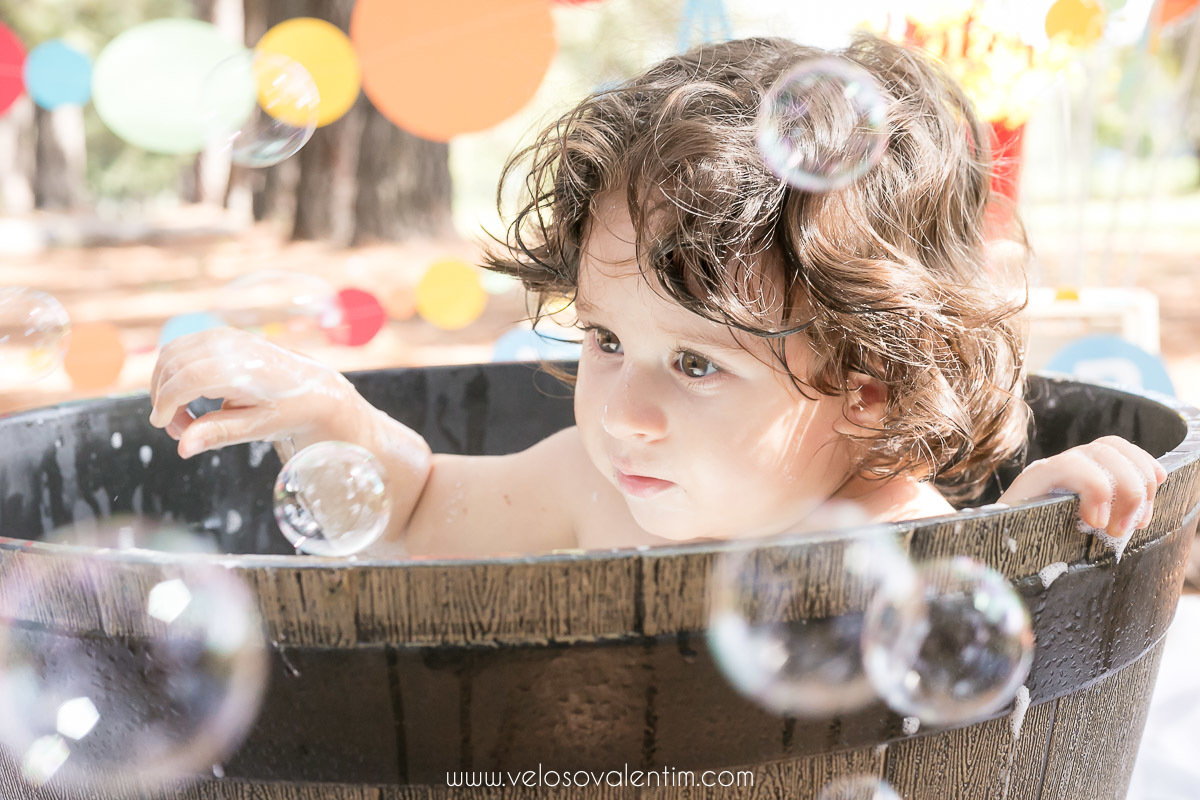 ensaio smash the cake tema bolinhas primeiro aninho parque da cidade família balões coloridos banho menino cabeludo Brasília DF