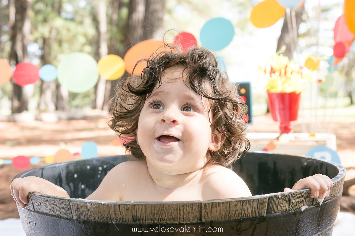 ensaio smash the cake tema bolinhas primeiro aninho parque da cidade família balões coloridos banho menino cabeludo Brasília DF