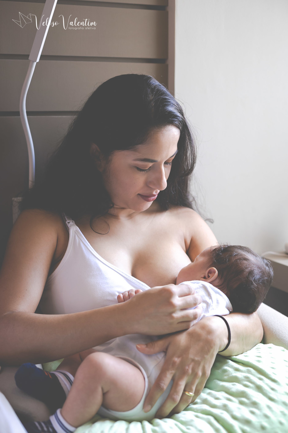 mãe amamentando ensaio newborn cotidiano lifestyle em casa Brasília DF