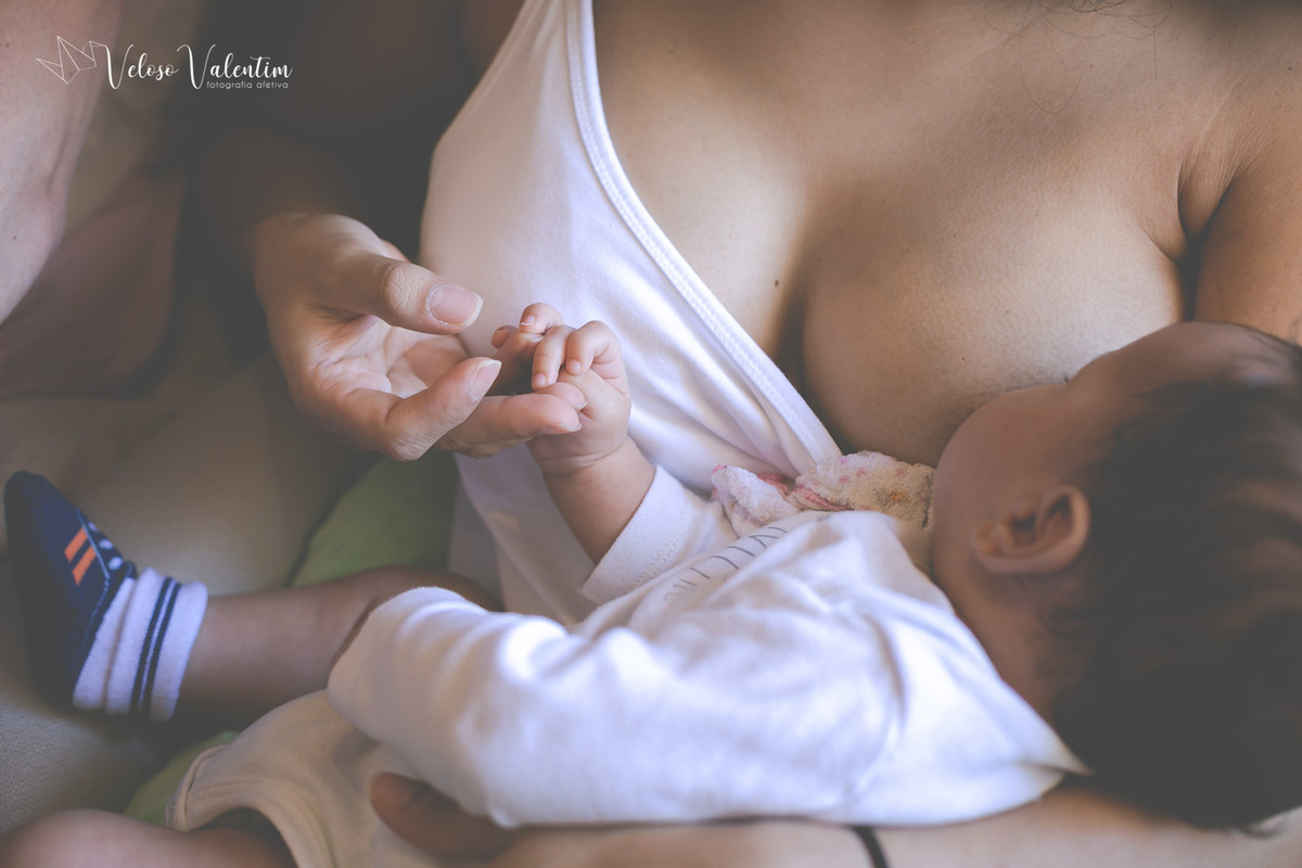 mãe amamentando ensaio newborn cotidiano lifestyle em casa Brasília DF