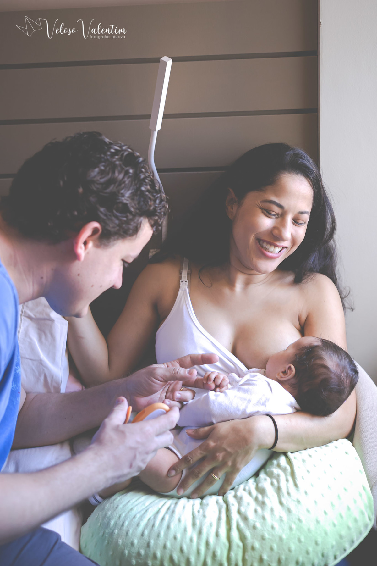 mãe amamentando ensaio newborn cotidiano lifestyle em casa Brasília DF