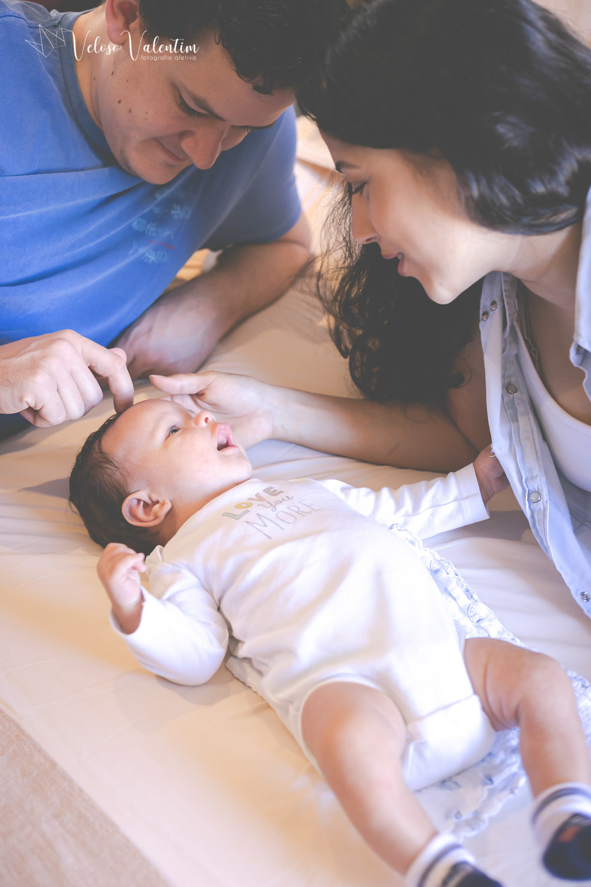 pais na cama com bebê ensaio newborn cotidiano lifestyle em casa Brasília DF