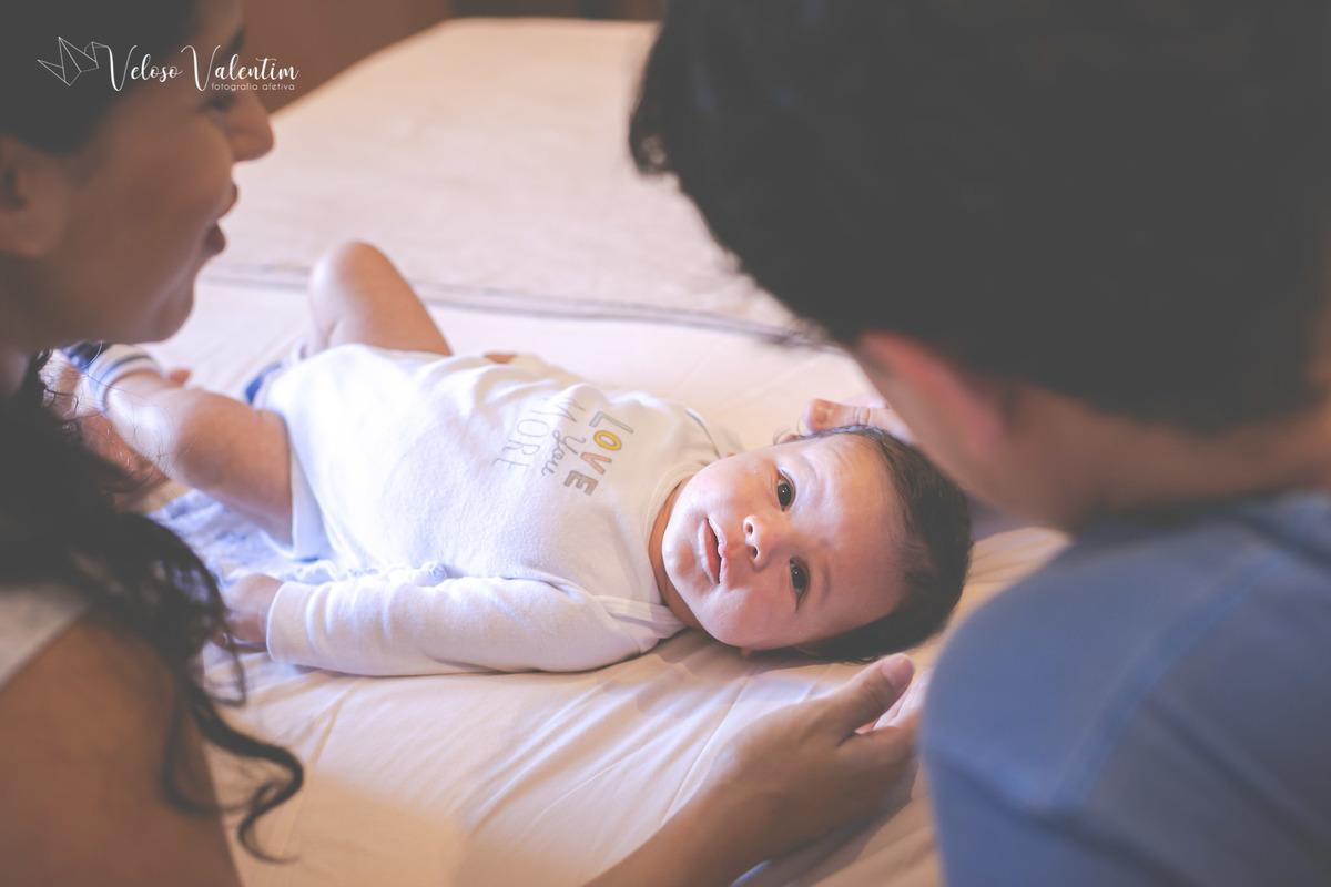 pais na cama com o bebê ensaio newborn cotidiano lifestyle em casa Brasília DF