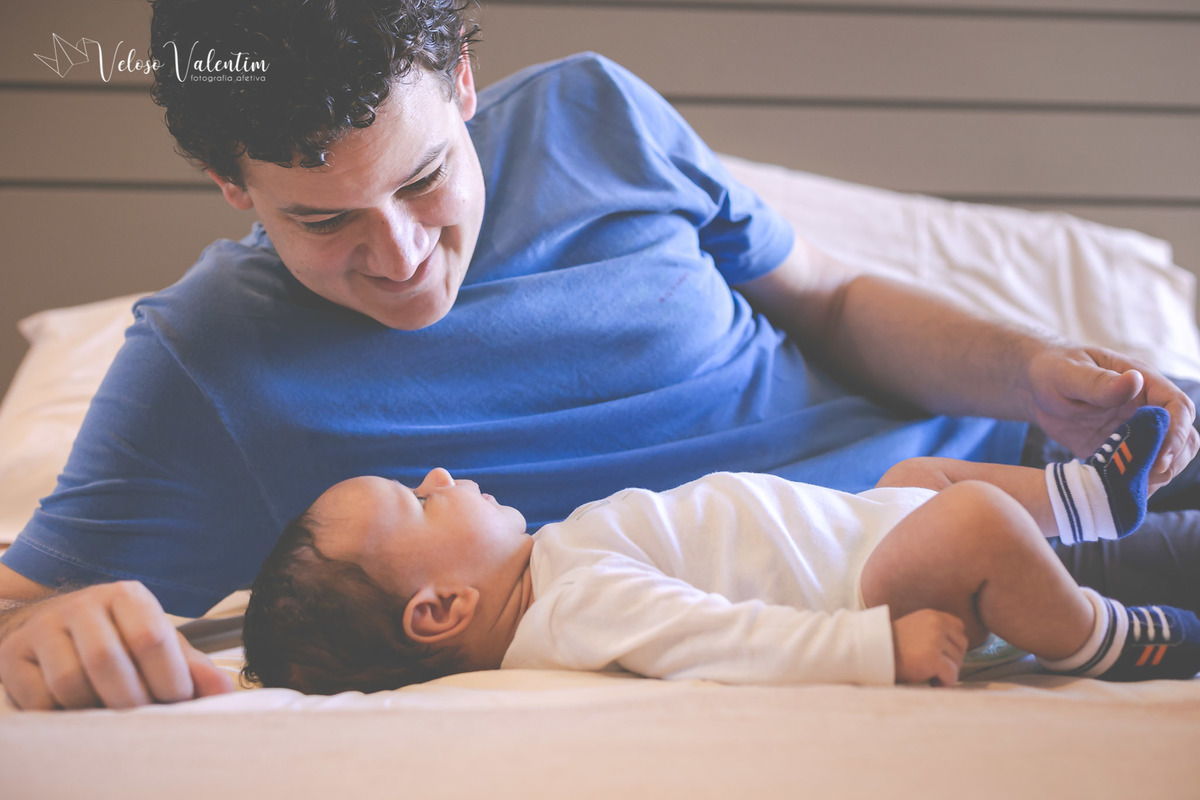pai e bebê ensaio newborn cotidiano lifestyle em casa Brasília DF