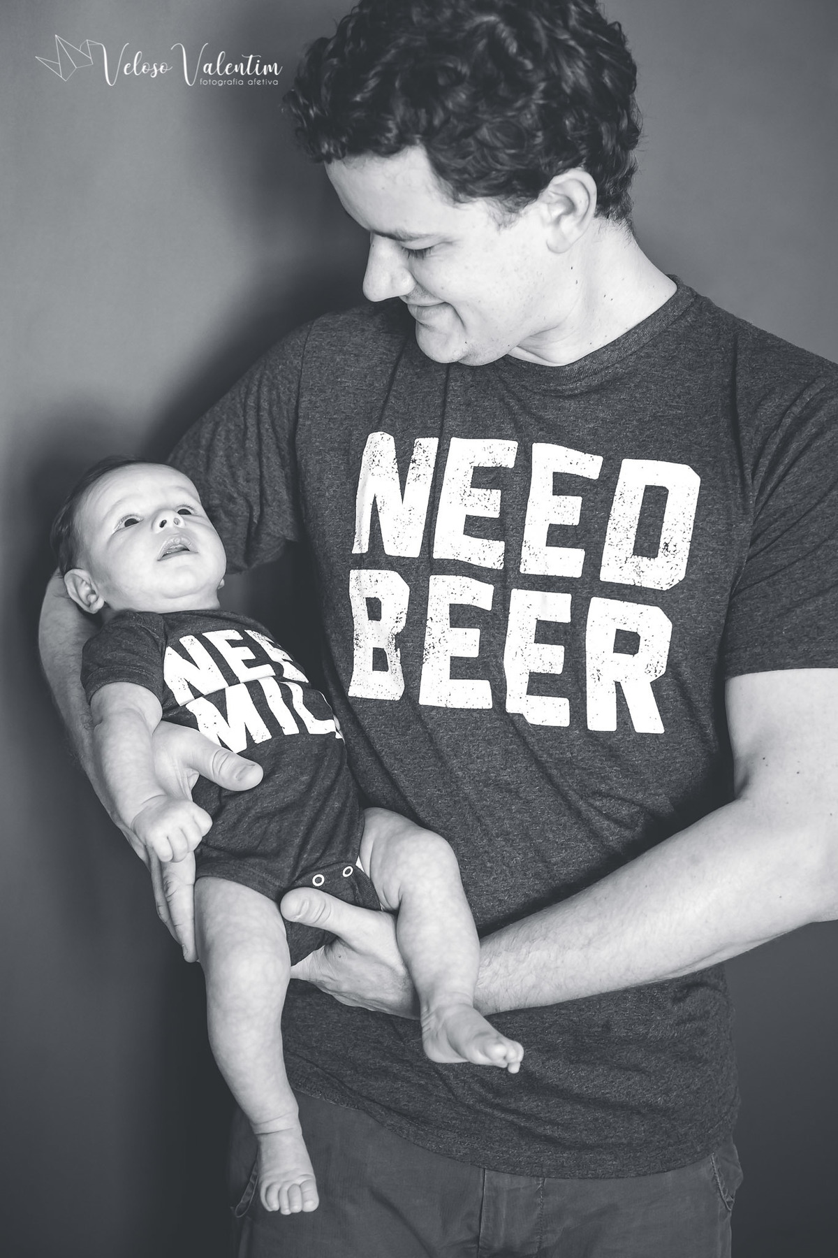 pai e bebê com camisetas engraçadas ensaio newborn cotidiano lifestyle em casa Brasília DF