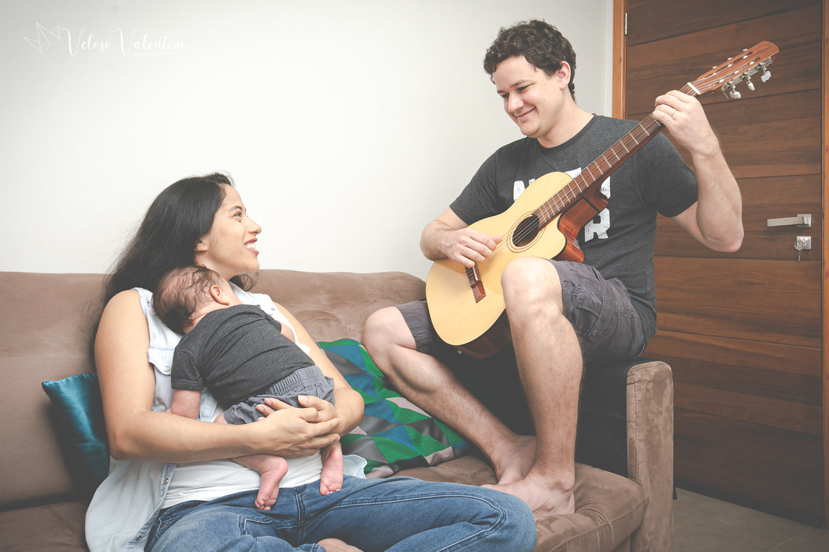 pai tocando violão ensaio newborn cotidiano lifestyle em casa Brasília DF