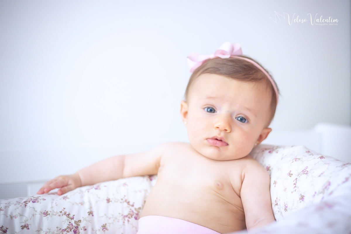 ensaio acompanhamento do primeiro ano do bebê Aurora 4 meses em casa com a família Brasília DF