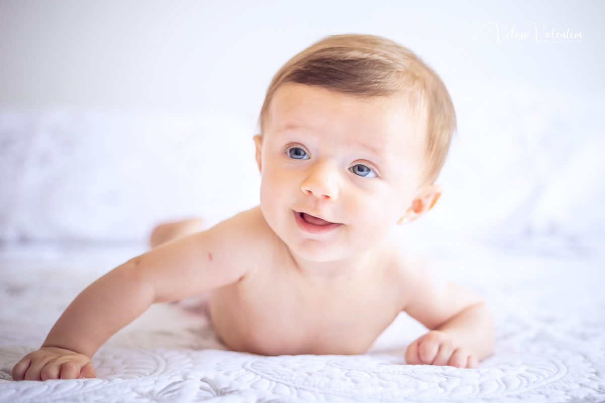 ensaio acompanhamento do primeiro ano do bebê Aurora 4 meses em casa com a família Brasília DF