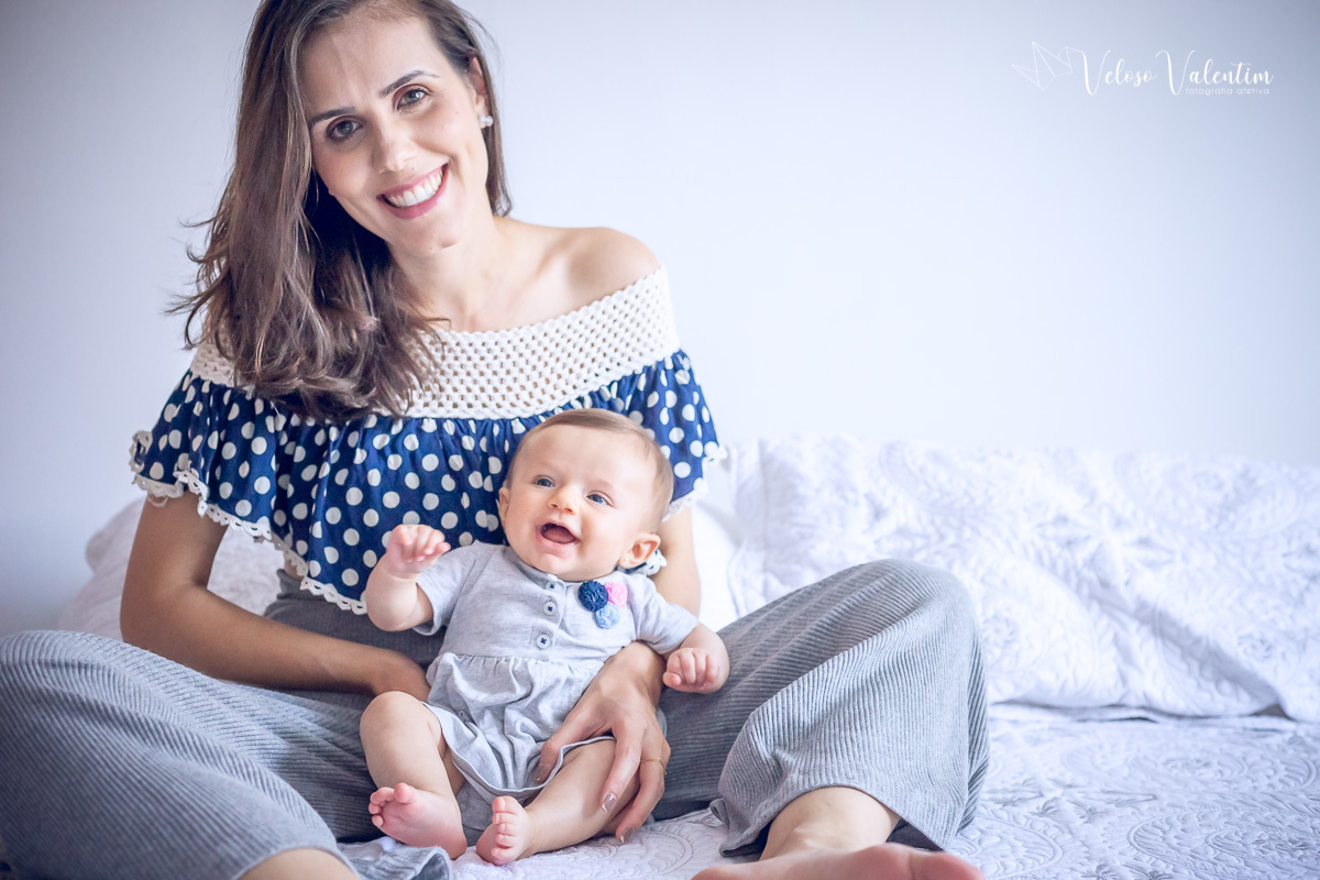 ensaio acompanhamento do primeiro ano do bebê Aurora 4 meses em casa com a família Brasília DF