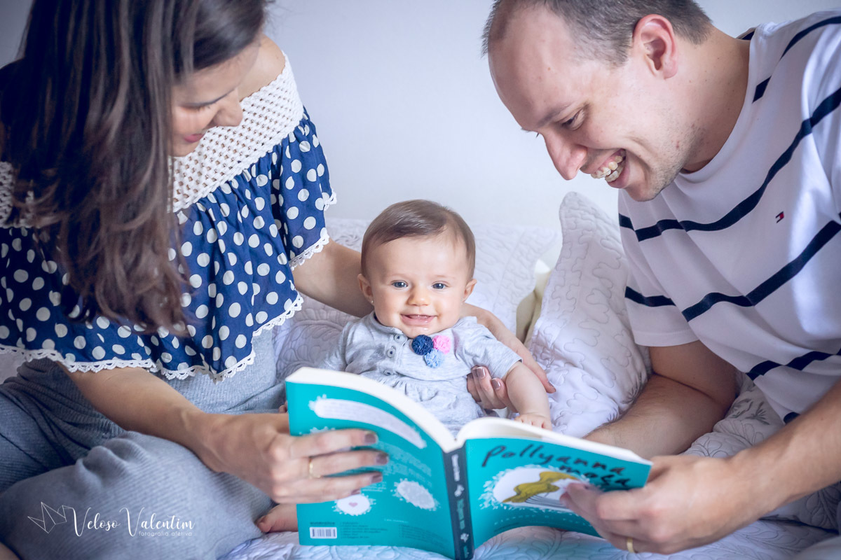ensaio acompanhamento do primeiro ano do bebê Aurora 4 meses em casa com a família Brasília DF