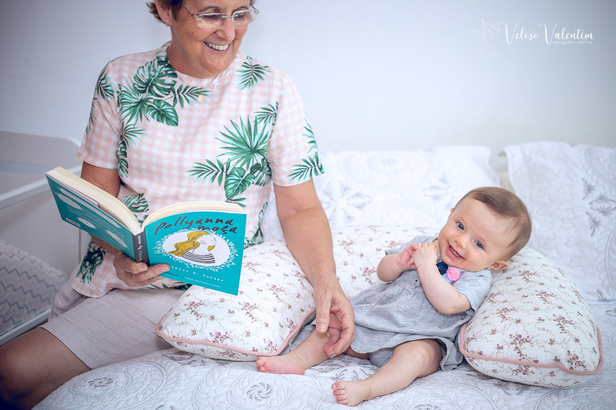 ensaio acompanhamento do primeiro ano do bebê Aurora 4 meses em casa com a família Brasília DF
