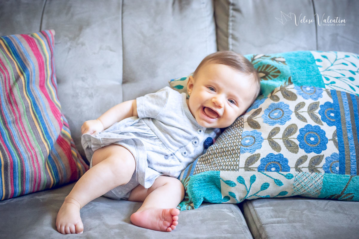 ensaio acompanhamento do primeiro ano do bebê Aurora 4 meses em casa com a família Brasília DF