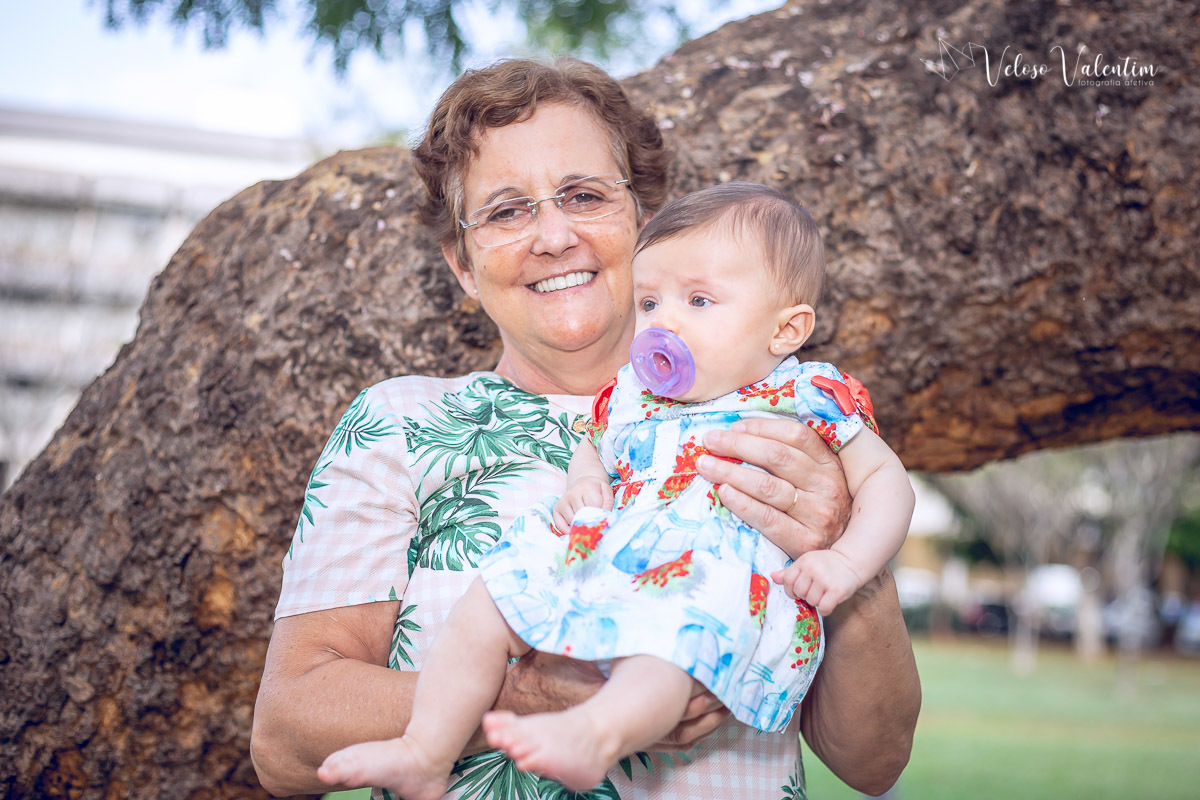 ensaio acompanhamento do primeiro ano do bebê Aurora 4 meses em casa com a família Brasília DF com a vovó