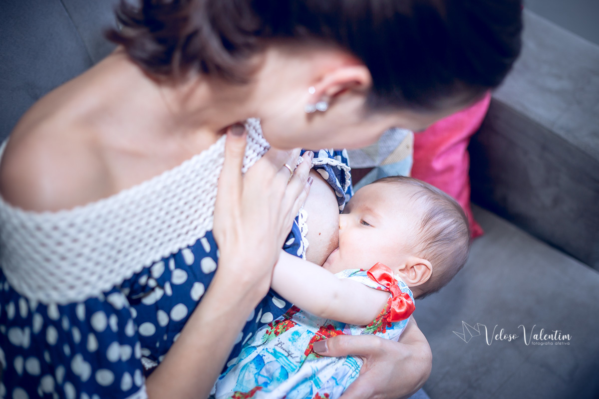 ensaio acompanhamento do primeiro ano do bebê Aurora 4 meses em casa com a família Brasília DF amamentação