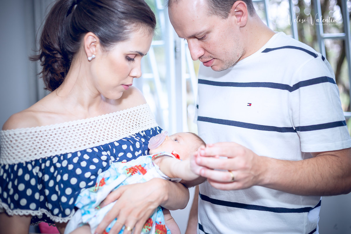ensaio acompanhamento do primeiro ano do bebê Aurora 4 meses em casa com a família Brasília DF