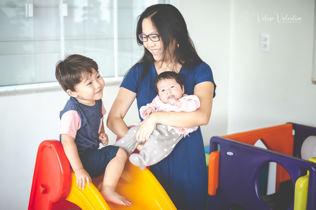 ensaio acompanhamento do primeiro ano do bebê Laura 1 mês em casa com a família Brasília DF