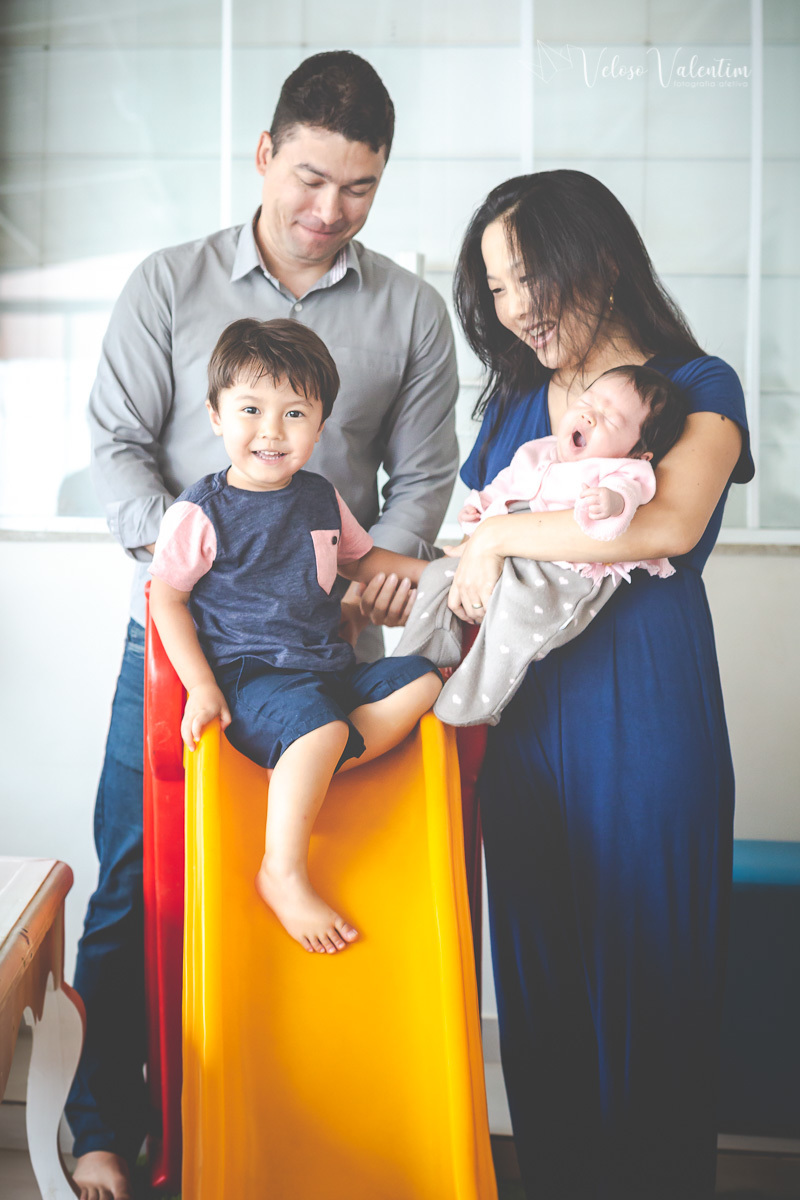 ensaio acompanhamento do primeiro ano do bebê Laura 1 mês em casa com a família Brasília DF